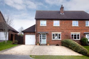 Clarendon Close, Dinton